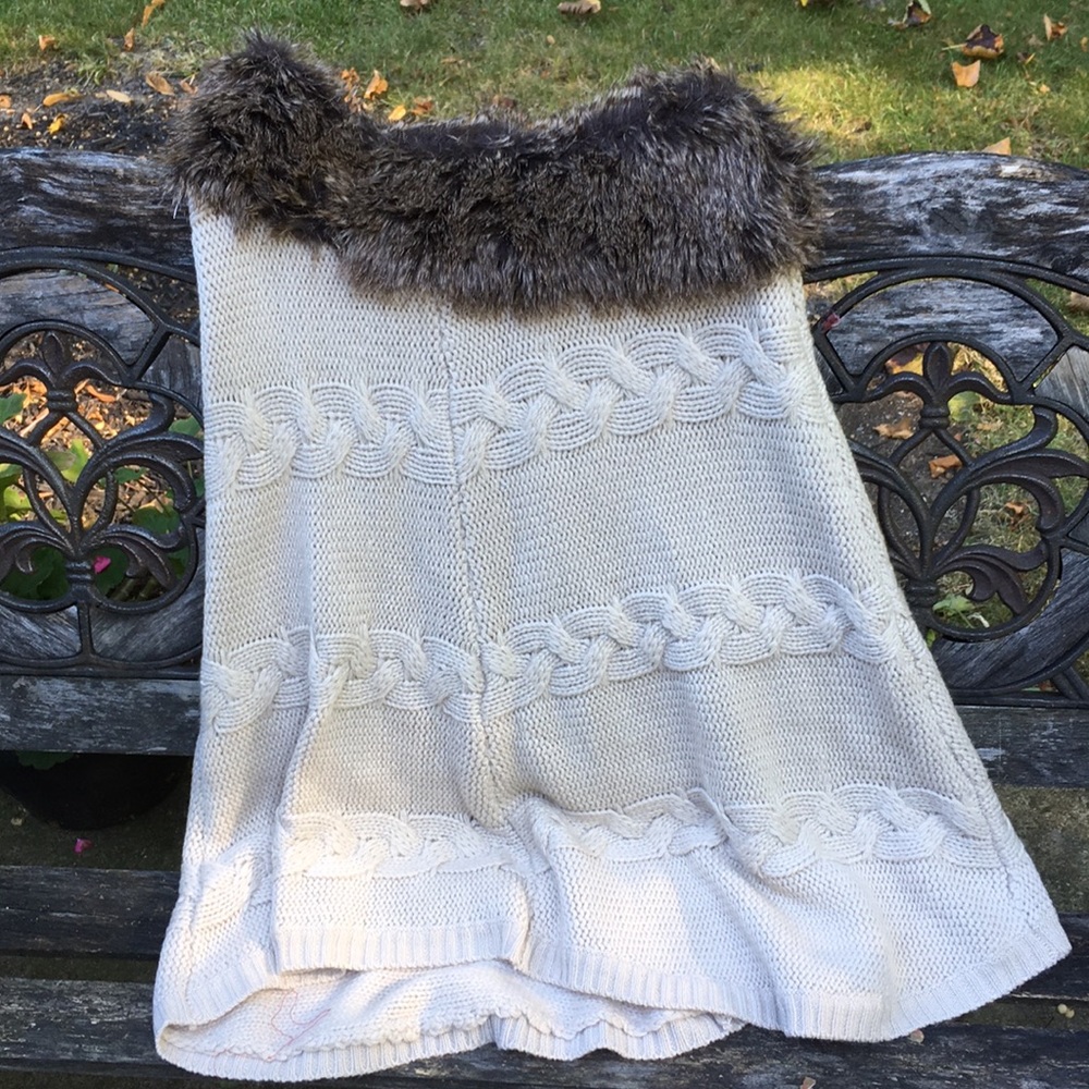 Faux fur sweater cape. EUC cable knit! Fabulous!